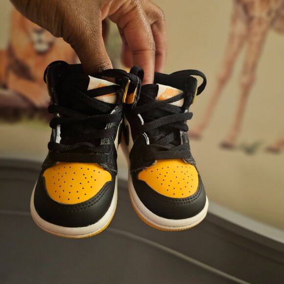 Toddler Jordan 1 Retro High OG- Yellow/Black | Size 4C - Picture 2 of 3